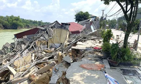 5 nhà dân đổ sụp xuống sông Chảy
