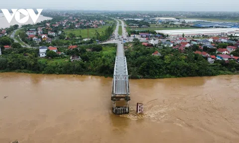 Phú Thọ lại có mưa to, chưa thể bắc được cầu phao Phong Châu