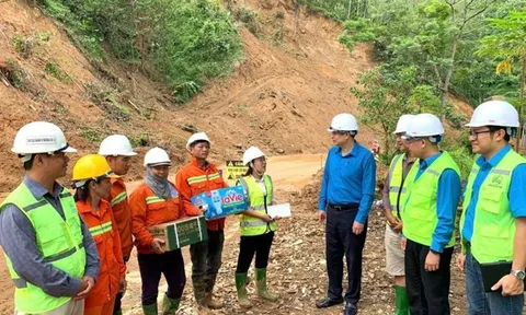 Thăm hỏi người lao động vùng cao bị thiệt hại do bão lũ