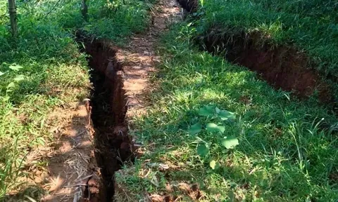 8 triệu mét khối đất chực sập vào nhà dân, Hòa Bình công bố tình huống khẩn cấp