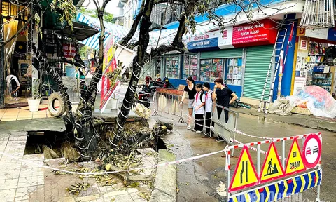 Hố sụt sâu trên đường Bình Thuận gây nguy hiểm cho người tham gia giao thông