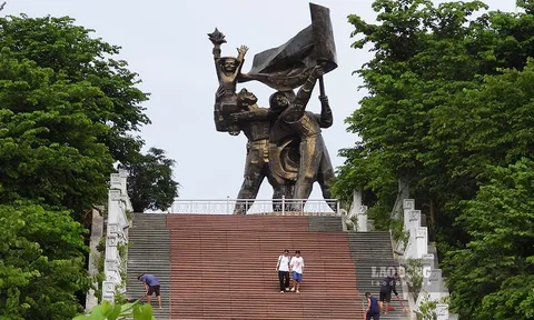 Cận cảnh hệ thống chiếu sáng 15 tỉ đồng ở Đồi D1 Điện Biên