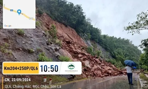 Mưa lớn gây sạt lở, giao thông trên Quốc lộ 6 tê liệt