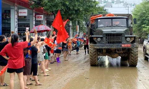 Người dân Yên Bái mang cờ, hoa ra cảm ơn, chào tạm biệt các chú bộ đội