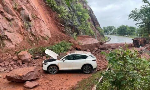Sơn La: Hai ô tô đi trên quốc lộ 6 bị tảng đá lớn đè trúng