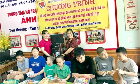 Tặng đồ dùng học tập cho học sinh khuyết tật thành phố Tuyên Quang