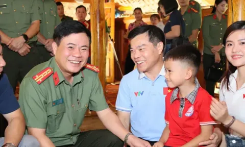 Công đoàn Đài THVN nhận đỡ đầu hai cháu mồ côi ở Tuyên Quang và Hòa Bình