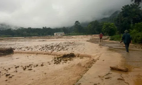 Sạt lở đất nghiêm trọng ở Hà Giang, 10 người bị thương, một người mất tích