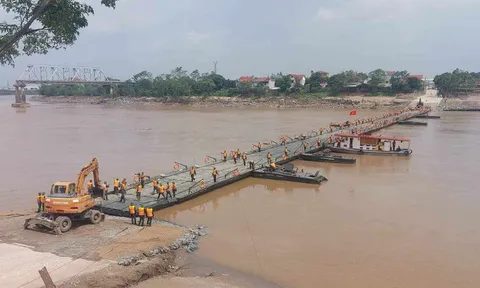 Lắp đặt xong cầu phao Phong Châu, phương tiện giao thông qua lại từ 30/9