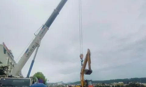 Nước sông Hồng ở Lào Cai lên nhanh, nhiều máy móc mắc kẹt