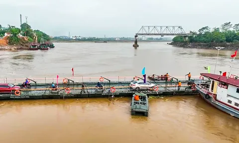 Tạm dừng giao thông qua cầu phao Phong Châu