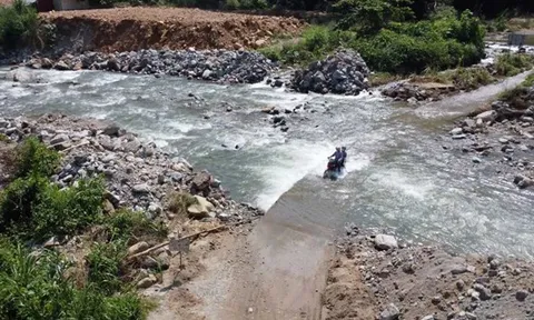 Thấp thỏm khi nước dâng ngập cây cầu độc đạo