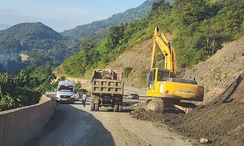 Mường Chà (Điện Biên): Đèo Ma Thì Hồ, QL12 liên tục bị sạt lở, gây tắc đường