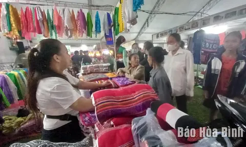 Khai mạc Hội chợ thương mại và du lịch huyện Mai Châu