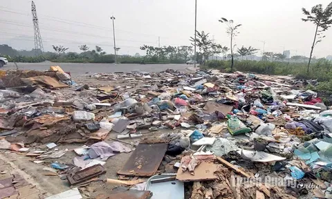 Xuất hiện 2 bãi rác tự phát trên đường Quang Trung kéo dài