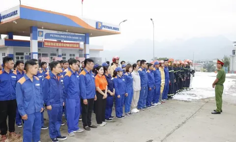 Lai Châu: Diễn tập phương án chữa cháy tại cửa hàng xăng dầu