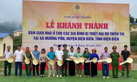 Công an tỉnh Điện Biên bàn giao 10 ngôi nhà ở cho người dân bị lũ quét ở Mường Pồn