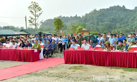 Na Hang ra quân vệ sinh khu vực lòng hồ thủy điện Tuyên Quang