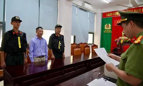 Người đàn ông ra đầu thú sau hơn 1 năm trốn truy nã ở nước ngoài