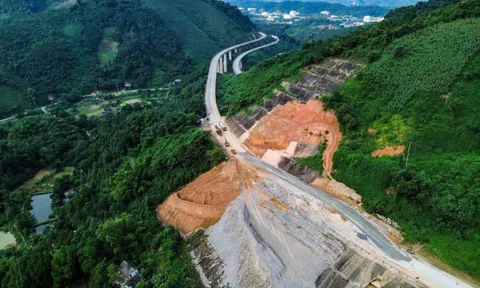 Cả tháng sau mưa bão, cao tốc Nội Bài - Lào Cai vẫn ngổn ngang sạt lở