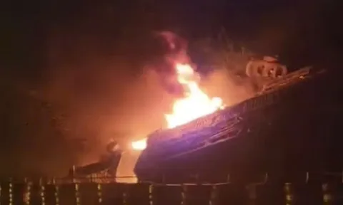 Xe đầu kéo bốc cháy lúc nửa đêm trên đường lánh nạn ở Hoà Bình