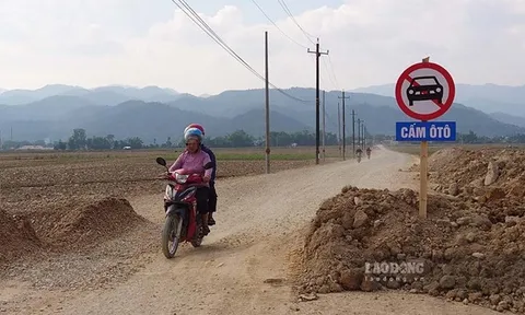 Điện Biên: Doanh nghiệp tự ý cấm đường vào xã nông thôn mới