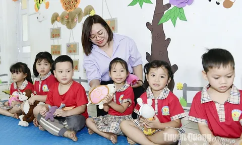 Trao quà hỗ trợ Trường Mầm non Công Đa