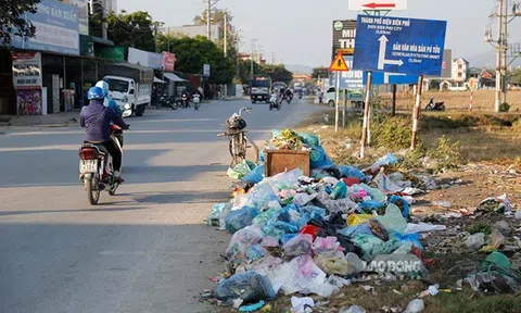 Ngập ngụa rác thải ở tuyến quốc lộ huyết mạch tại Điện Biên