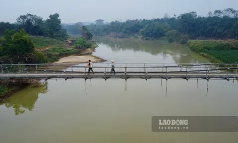 Liều mình băng qua cầu treo tiền tỉ đứt cáp ở Thái Nguyên