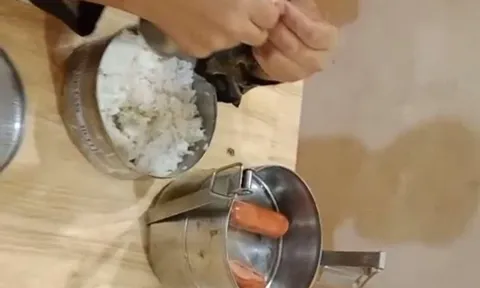 Trường học ở Sơn La quay vòng cho học sinh ăn cơm và trứng luộc