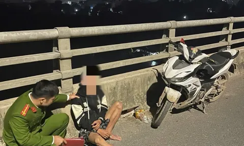 Công an ngăn chặn 2 người dân định nhảy cầu Văn Lang tự tử