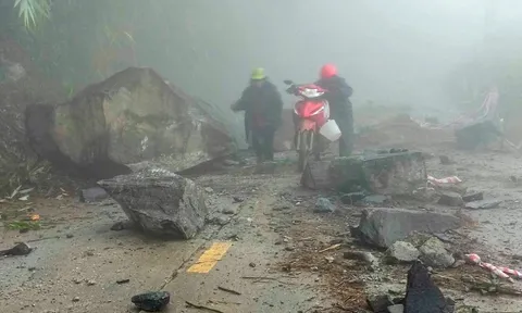 Bát Xát (Lào Cai): Sạt lở gây chia cắt giao thông