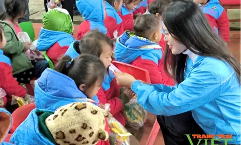 Lai Châu: Trao tặng quà, áo ấm và đồ dùng học tập cho 667 học sinh