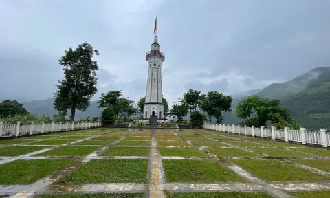 Đến cột cờ Lũng Pô ngắm nơi sông Hồng chảy vào đất Việt