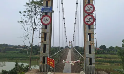 Người dân liều mình đi qua cầu treo bị đứt cáp ở Thái Nguyên