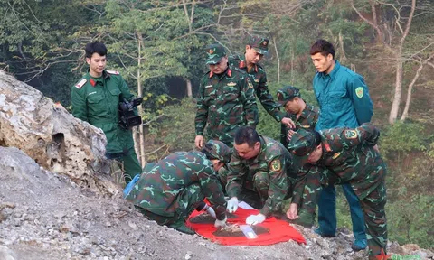 Hà Giang: Bộ đội vượt vách đá dựng đứng đưa liệt sĩ về nhà