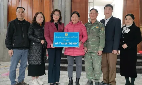 Bàn giao nhà “Mái ấm Công đoàn” cho đoàn viên có hoàn cảnh khó khăn về nhà ở