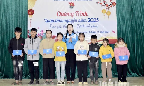 Tỉnh đoàn Tuyên Quang trao tặng quà Tết tại Na Hang