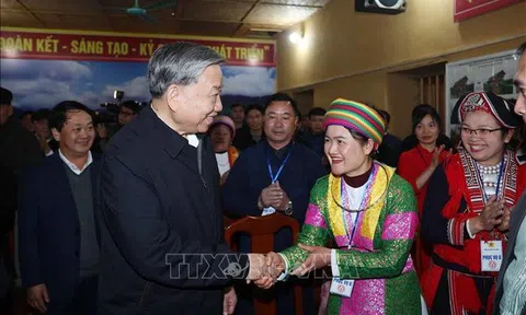 Tổng Bí thư thăm, tặng quà gia đình chính sách và tham gia các chương trình văn hóa địa phương tại Hà Giang