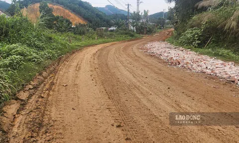 Xe trọng tải lớn băm nát tuyến đường huyết mạch ở Yên Bái