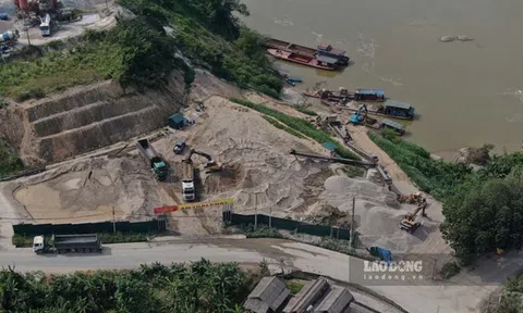 Rầm rộ khai thác cát trái phép trên sông Hồng
