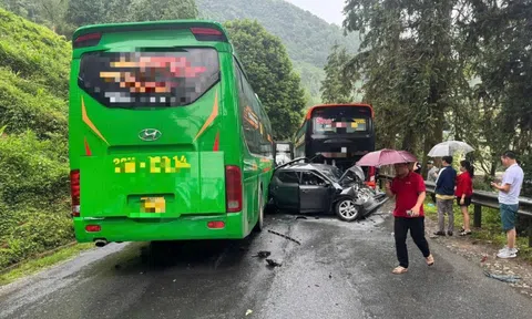 Tai nạn liên hoàn giữa 4 ô tô ở Lào Cai, 2 người bị thương