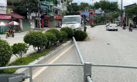 Xe khách mất lái, húc đổ cột đèn chiếu sáng trên đường ở Điện Biên