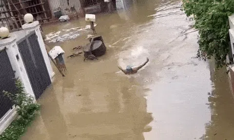 Thầy giáo bơi "tung tăng" trên con phố ngập như sông ở Thái Nguyên