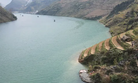 Từ đỉnh đèo Mã Pì Lèng, “sững người” trước vẻ đẹp của sông Nho Quế