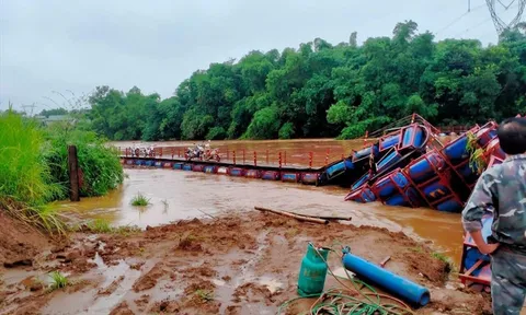 Mưa lũ cuốn trôi cầu tạm trên sông Bưởi