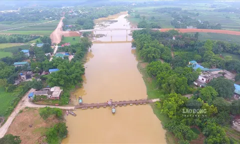 Hoà Bình: Dân "đánh đu" qua cầu tạm vì dự án cầu 6 năm chưa xong