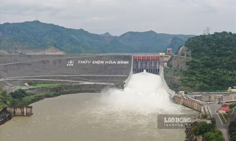 Cận cảnh Thủy điện Hòa Bình xả lũ