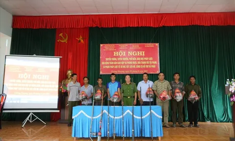 Sơn La vận động người dân vùng biên giới giao nộp vũ khí, vật liệu nổ