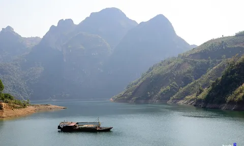Vẻ thanh bình và hùng vĩ bên dòng sông Nậm Mu